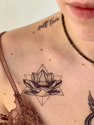 TATUAJE DE FLOR DE LOTO EN PUNTILLISMO