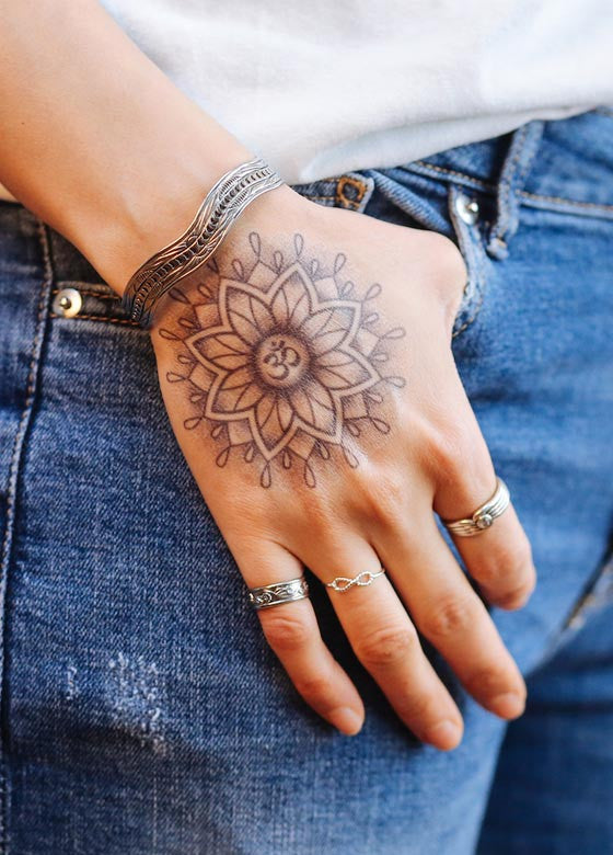 50 Sexy Hip Tattoos for Women (2024) - The Trend Spotter